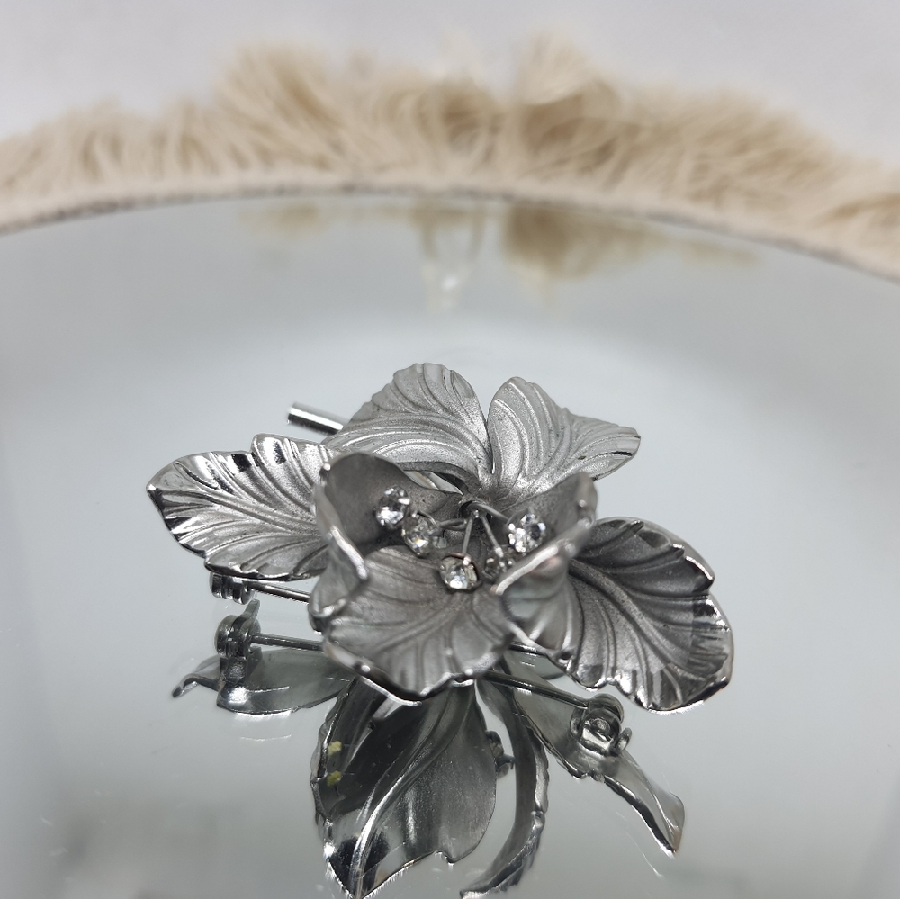 Flower Brooch - Picture 2 of 4